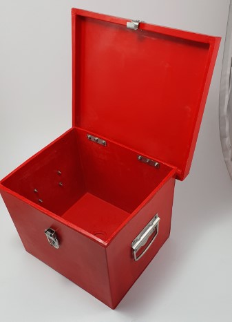 Wallmounted box for International shoreconnection with bolts