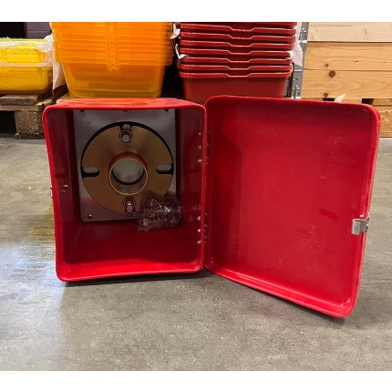 Wallmounted box for International shoreconnection with bolts