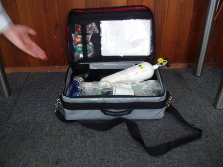 Oxygen resuscitator with one cylinder