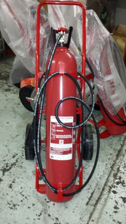 Extinguisher CO2 20 kg MED wheeled complete with hose