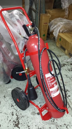 Extinguisher CO2 20 kg MED wheeled complete with hose